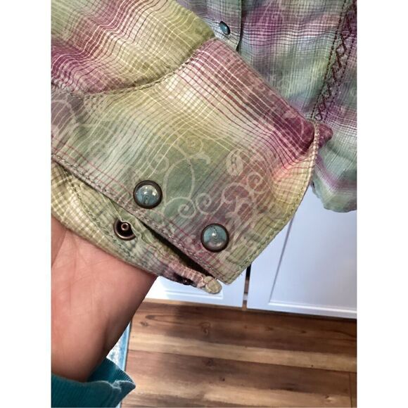 Wrangler Womens Plaid Button Down Shirt Sz M Embroidered Cross Pearl Snap Button - Picture 3 of 10